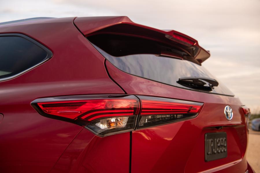 Детали экстерьера Toyota Highlander Hybrid Platinum AWD 2019 года  (фото 50 из 67)